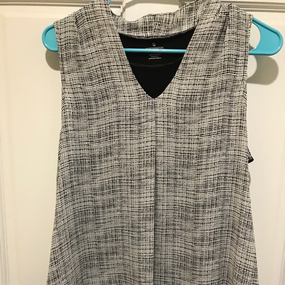 Sleeveless black and white top